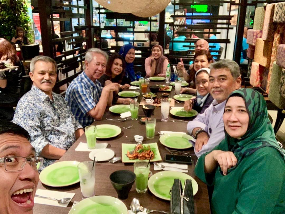 michael_warren's tweet photo. The Multimedia Super Corridor #MSC set up in #Malaysia in 1996 managed by #MDeC, often regarded as the #Silicon #Valley of #Asia, home to over 4,000 #ICT companies, lovely nostalgic evening dinner with some ex and current MDeC movers and shakers @ShamG63 @mistahasnul @mymdec https://t.co/beEFmT4FBV