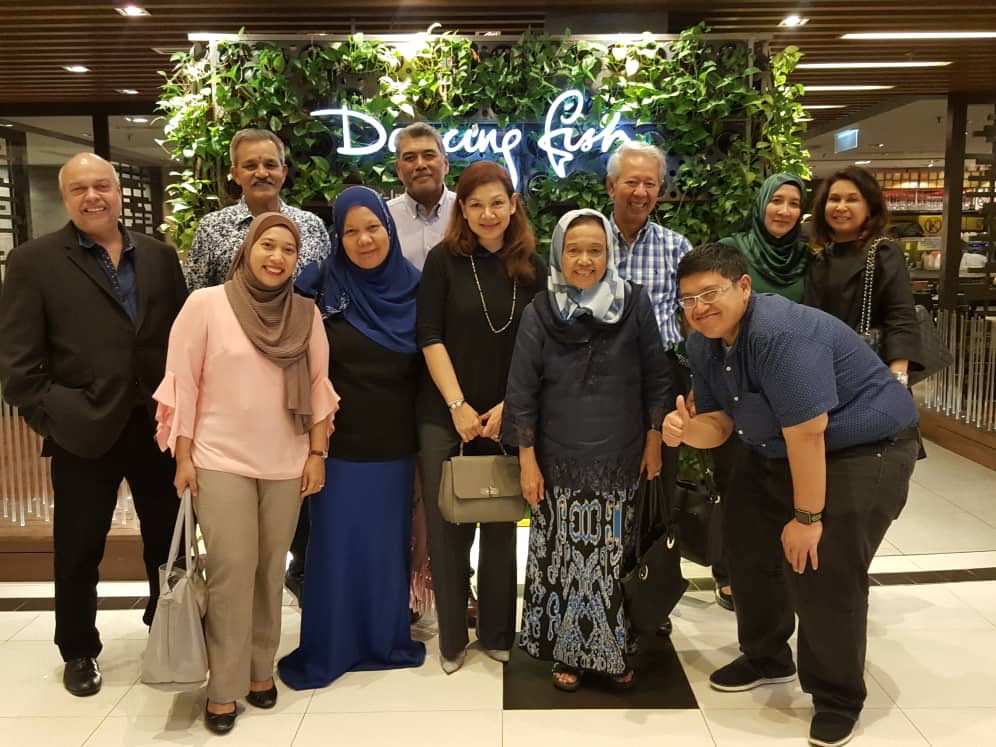 michael_warren's tweet photo. The Multimedia Super Corridor #MSC set up in #Malaysia in 1996 managed by #MDeC, often regarded as the #Silicon #Valley of #Asia, home to over 4,000 #ICT companies, lovely nostalgic evening dinner with some ex and current MDeC movers and shakers @ShamG63 @mistahasnul @mymdec https://t.co/beEFmT4FBV
