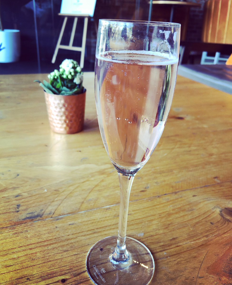 Happy Friday! Pink bubbles in the sun! #TanyaTourist #twoweekstoday #nearlyholidaytime #holidayinspiration #holidaydreaming #pinkbubbles #sunshine