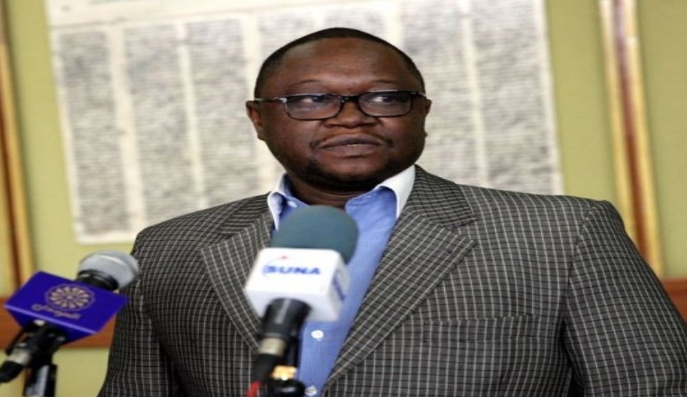 عاجل المجلس العسكري الكيزاني: إعفاء الكوز عبد الماجد هارون من منصب وكيل وزارة الإعلام.
المصيبة إنه برهان قال: أنه أقاله من منصبه لأنه لم يكن يعلم بتاريخه السياسي وانتمائه السابق.
منهج الكذب والتضليل مستمر وبغباء. 
alrakoba.net/news-action-sh…
#لم_تسقط_بعد
#اعتصام_القياده_العامه