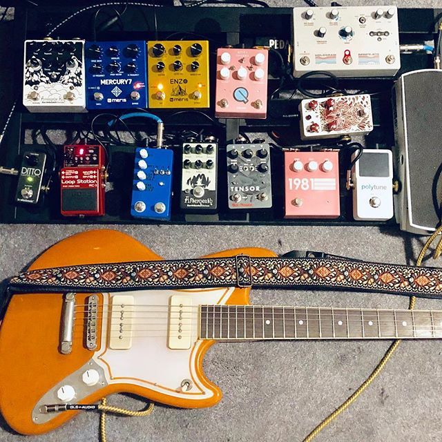 Color is a very important factor when building a pedalboard.
.
.
.
.
#pedalboardoftheday #pedalboard #pedal #meris #oldbloodnoise #earthquakerdevices #hologramelectronics #montrealassembly #1981inventions #quiettheory #abernethyguitars #airstraps #tcelec… bit.ly/2PjX4xF