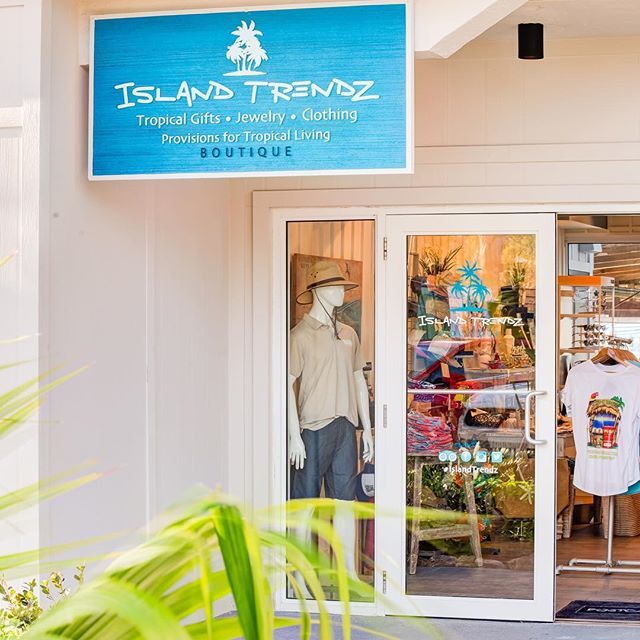 IslandTrendz's tweet photo. Headed to the world famous tiki bar @postcardinnholidayisle? Pop in and visit us too! #islamoradashopping #beach #fashion #sunglasses #kids #gifts #men #women #pooltobar #islandvibes🌴😎🎶👙🌞 https://t.co/sL5xAzfI6W https://t.co/f0NIh66cFh