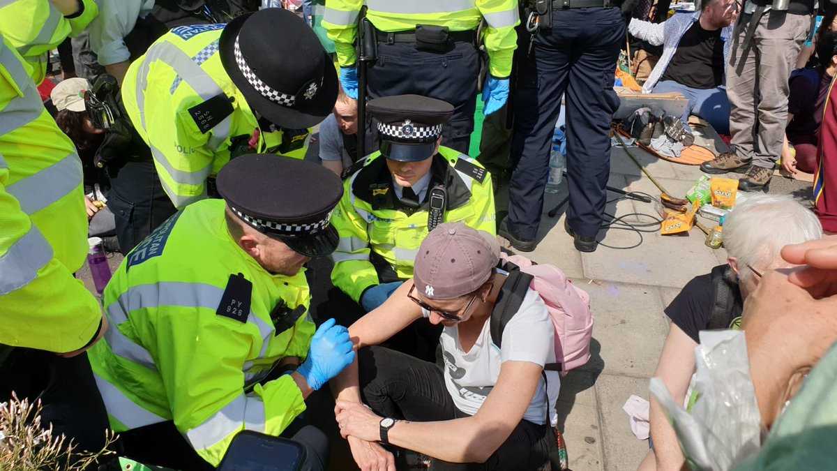 xrwaverley's tweet image. Two of the four @XR_Godalming arrestees being removed from Waterloo Bridge earlier today. All arrestees rightly receiving massive cheers and grateful applause as they went. They’ll be back very soon!