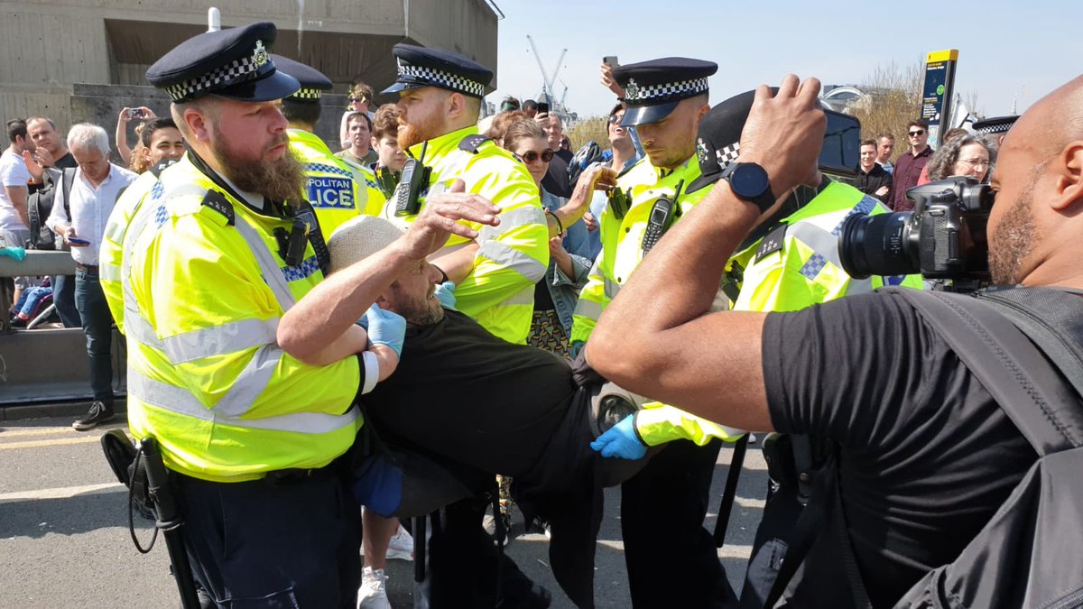 xrwaverley's tweet image. Two of the four @XR_Godalming arrestees being removed from Waterloo Bridge earlier today. All arrestees rightly receiving massive cheers and grateful applause as they went. They’ll be back very soon!