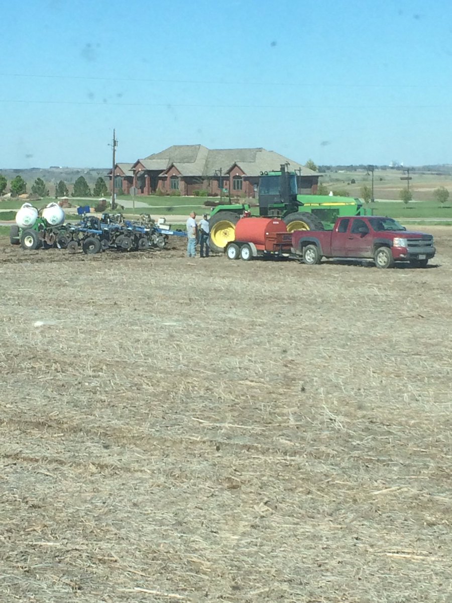 EMoneyxxx52's tweet photo. Everyone blowing up snap chat about planting.... giving a fuck is at a low point this year. We might get there by june 🌽 #farmin19 #cantdrivestraight #johndeere #blujet #gassin #sendit #nofucksgivin #mudfarmin #chevy #5.3tornado https://t.co/j4numuP54K