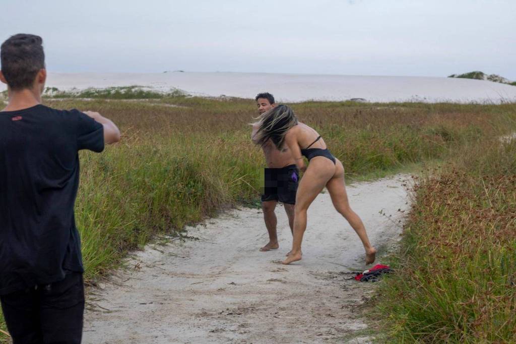 Deadspin's tweet image. Amateur MMA fighter beats up man jerking off in front of her during beach photoshoot: deadsp.in/GBcyMdt