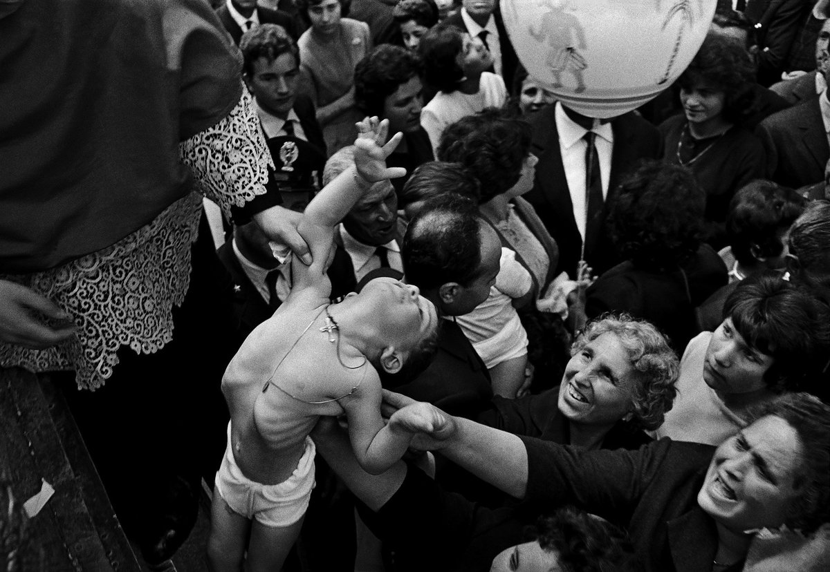 Enkster_'s tweet photo. Che cosa è una festa religiosa in #Sicilia?

Sarebbe facile rispondere che è tutto, tranne che una #festareligiosa.

Selezione di #fotografie scattate da #FerdinandoScianna, #BrunoBarbey, #LilloRizzo

https://t.co/8eSE05Q5d7

#SettimanaSanta #VenerdìSanto #enkster https://t.co/TzOP9sBTc1