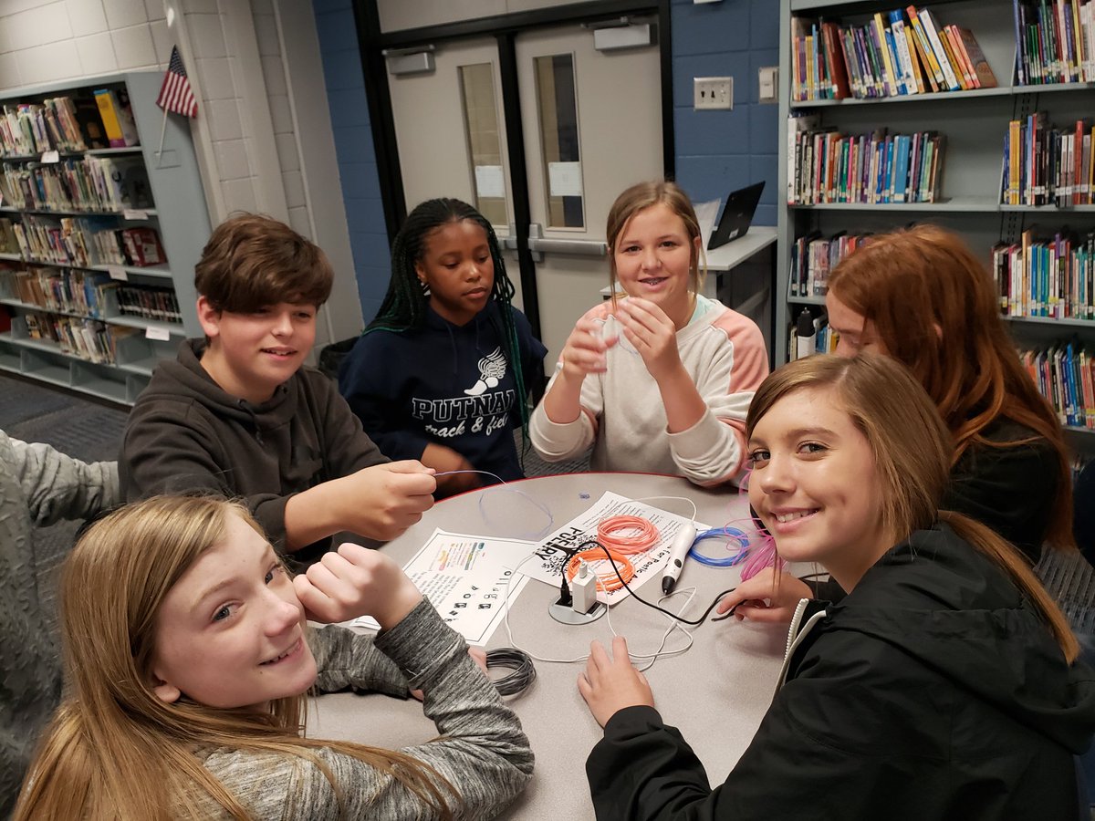 PCMSCommons's tweet image. On rainy days, the #Makerspace @PutnamMiddle is the place for creativity to shine! #LeadingfromtheMiddle