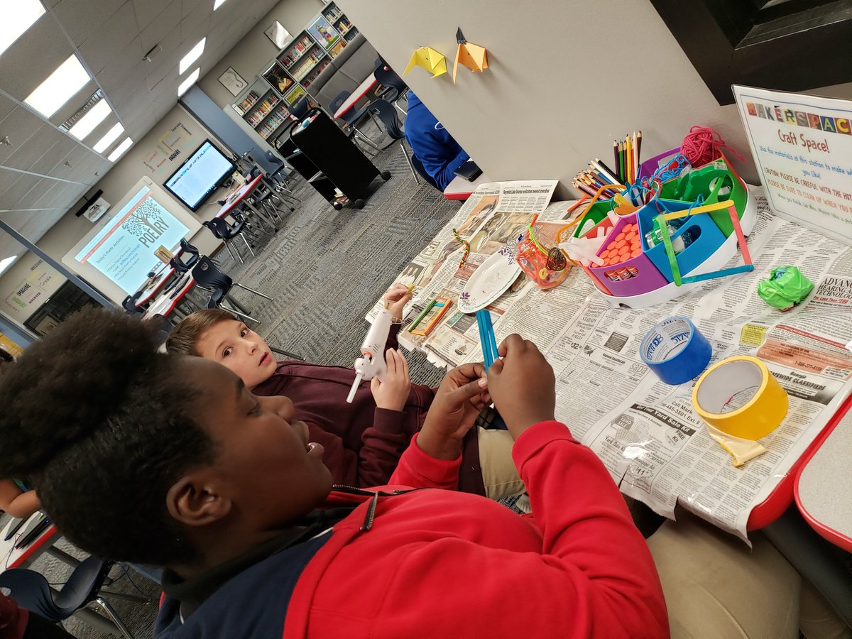 PCMSCommons's tweet image. On rainy days, the #Makerspace @PutnamMiddle is the place for creativity to shine! #LeadingfromtheMiddle