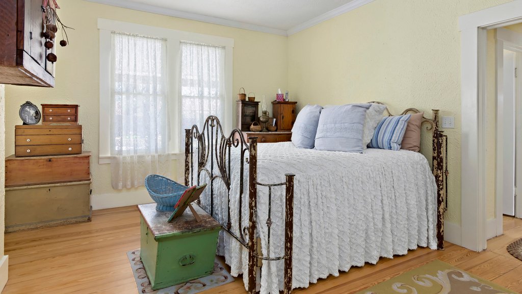 AbsoluteCharmRE's tweet photo. 112 E Travis Street | Perfect Investment Property ⁣
⁣Huge vacation rental potential on a double lot in Fredericksburg! Just 1 block to Marktplatz and a 3 block stroll to the ♥️ of Main St. This 1936 charmer has been meticulously renovated but retains unique! ⁣#justlisted https://t.co/6jsBmlQAun
