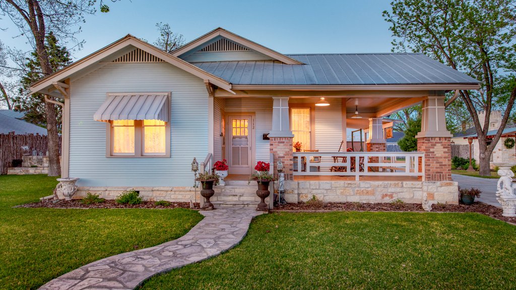 AbsoluteCharmRE's tweet photo. 112 E Travis Street | Perfect Investment Property ⁣
⁣Huge vacation rental potential on a double lot in Fredericksburg! Just 1 block to Marktplatz and a 3 block stroll to the ♥️ of Main St. This 1936 charmer has been meticulously renovated but retains unique! ⁣#justlisted https://t.co/6jsBmlQAun