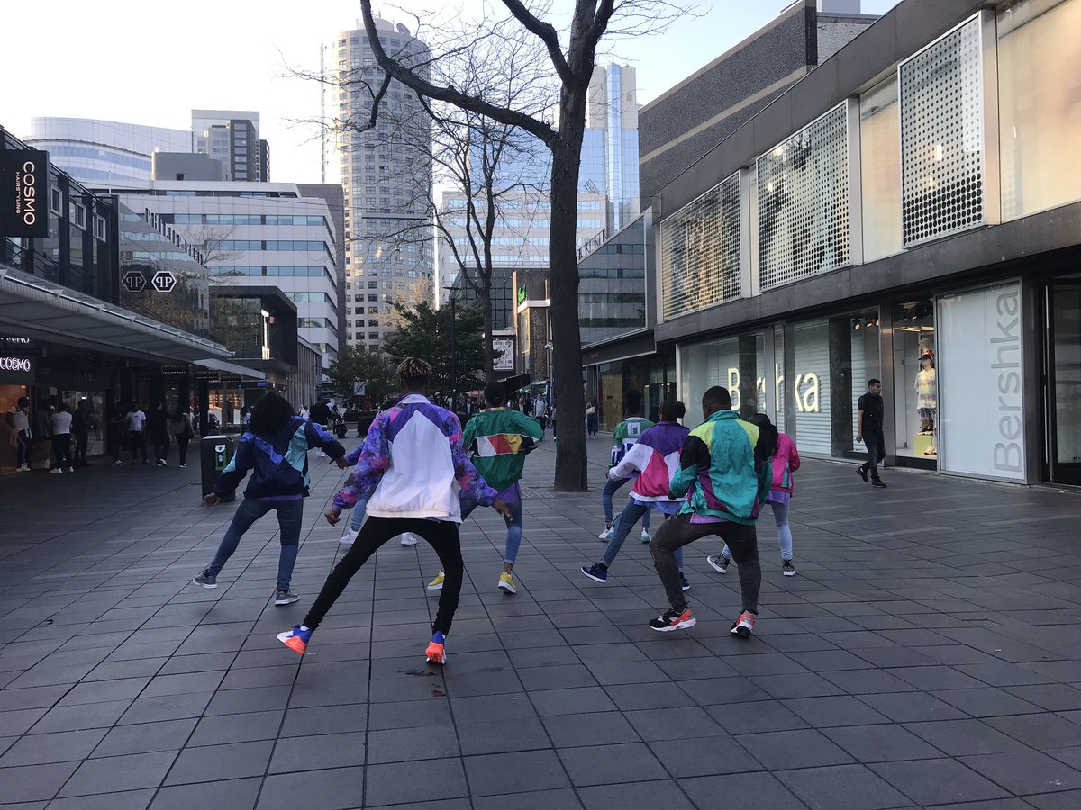 Het nieuwe LijnB seizoen openen we natuurlijk met <a href="/FUTUREINDANCE/">FUTURE IN DANCE</a> !! De temperatuur is een cadeau #lijnb19