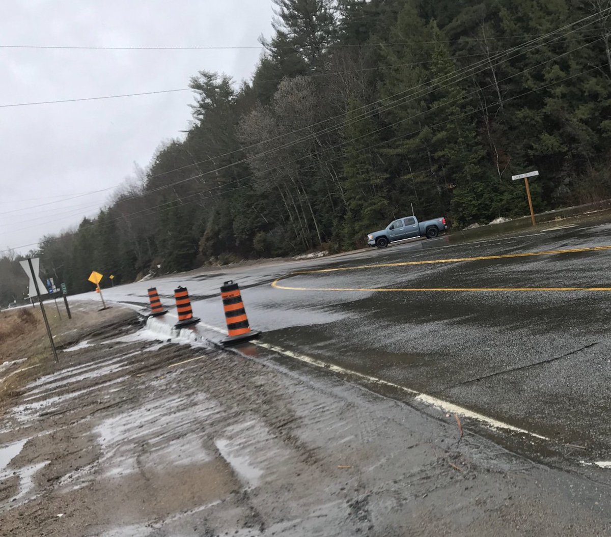 DistrictMuskoka's tweet photo. Please drive with caution - #Muskoka Rd 118W at Golden Beach Rd in #Bracebridge https://t.co/tfGiJPtKXw