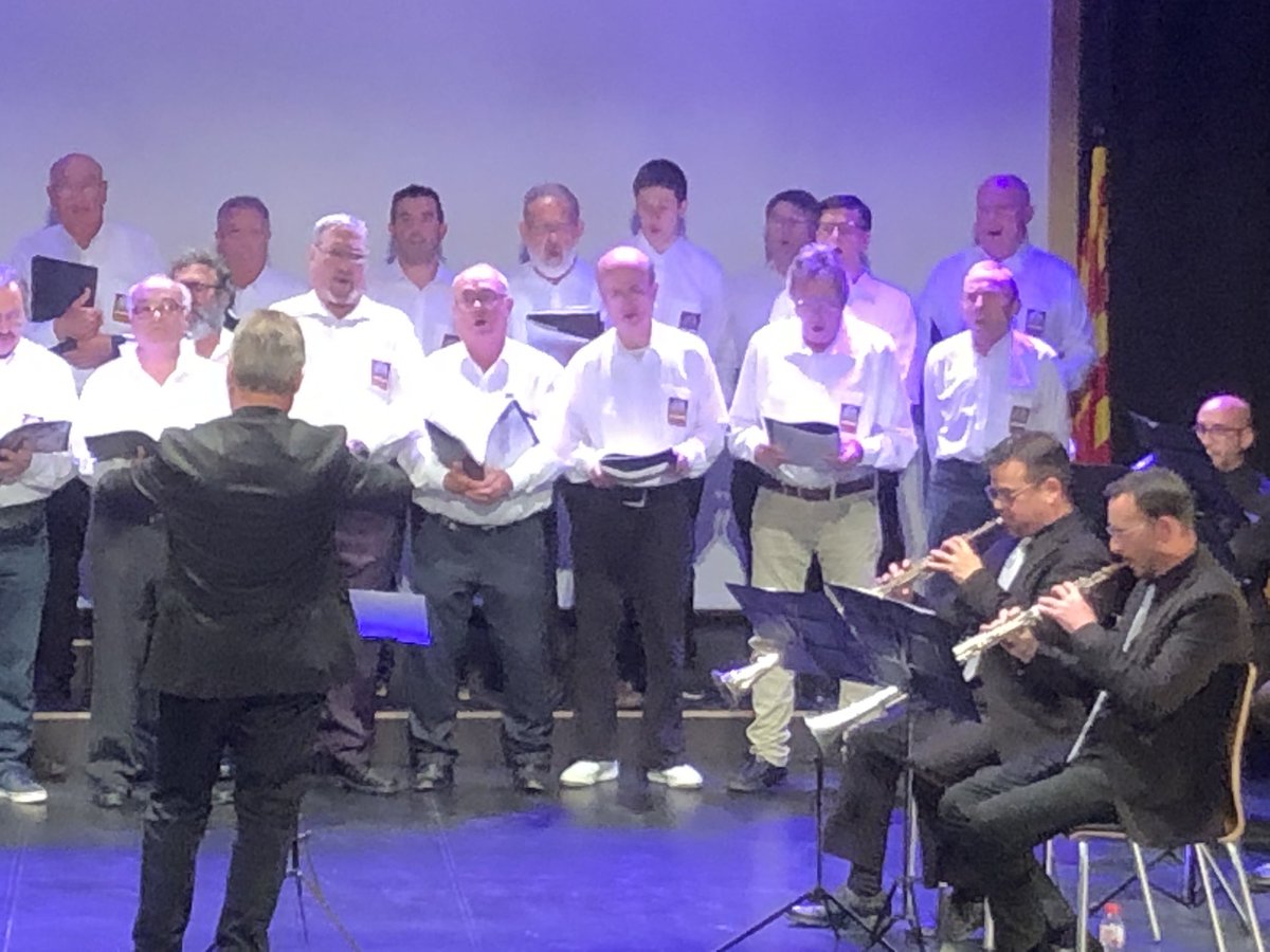 Extraordinària força i qualitat musical de <a href="/laflamafarners/">Cobla La Flama de Farners</a> en el concert de #DivendresSant. 38 anys de la cobla emblema de #SCFarners, amb acompanyament dels #CantairesdeFarners en una espectacular cloenda