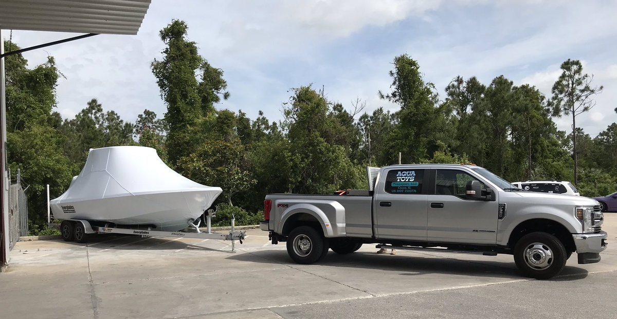 EvergladesBoats's tweet photo. Another #FridayFeeling delivery! This #243cc is bound for @Marker17Marine in North Carolina! π₯
#EvergladesBoats #ReflectsYou
@YamahaOutboards @BoatingIndustry @boatingmagazine https://t.co/Zkwq9gNXCJ