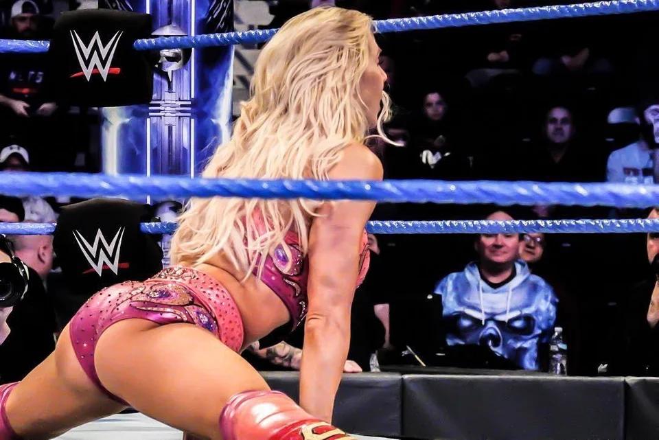 RT if you want #Charlotte to do the split on top of you ! 