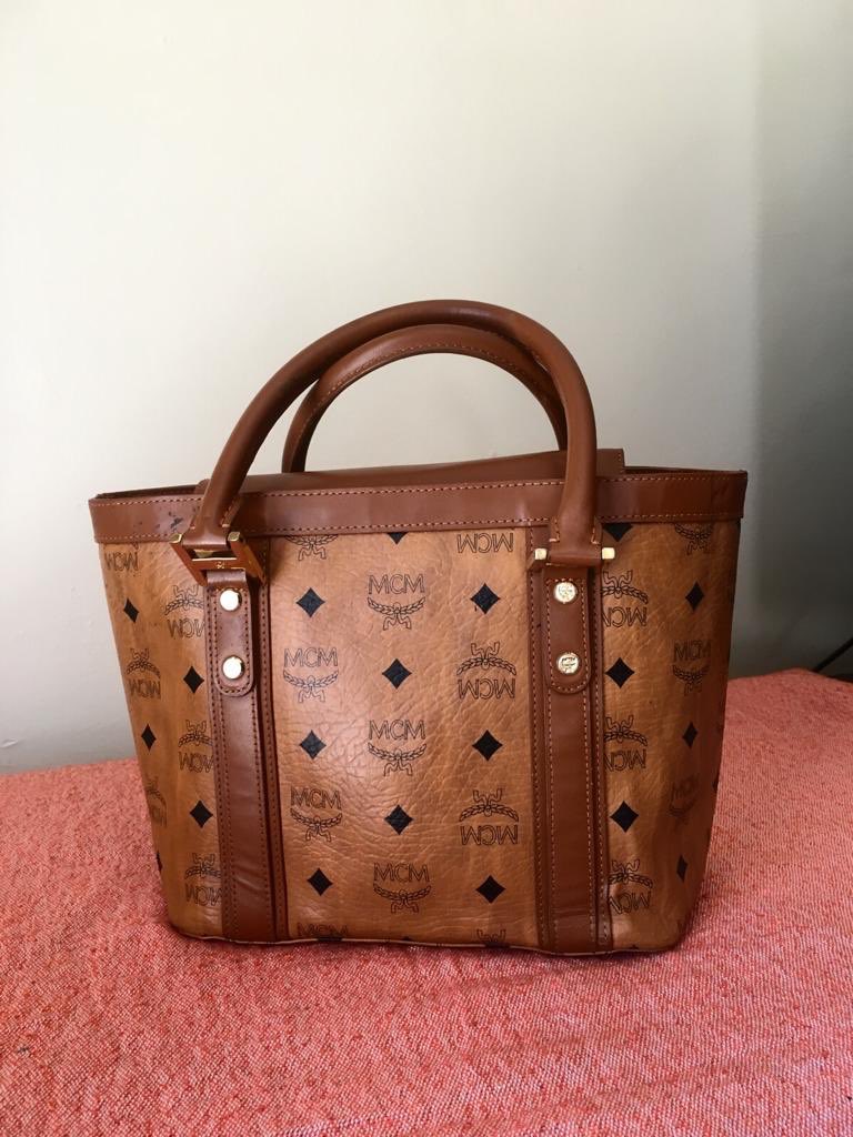 didi_daantjie's tweet image. MCM  Handbag👜 ❤️❤️❤️
Available for delivery 

To Place an order Dm , ☎️or whatsapps on 0659554874
#Prelovedbag
#happyEaster2019 
#MCM
#TheJudasInMyLife 
#Pretoria 
#westerncape 
#GirlsTalkZa #GirlTalkZA #bags