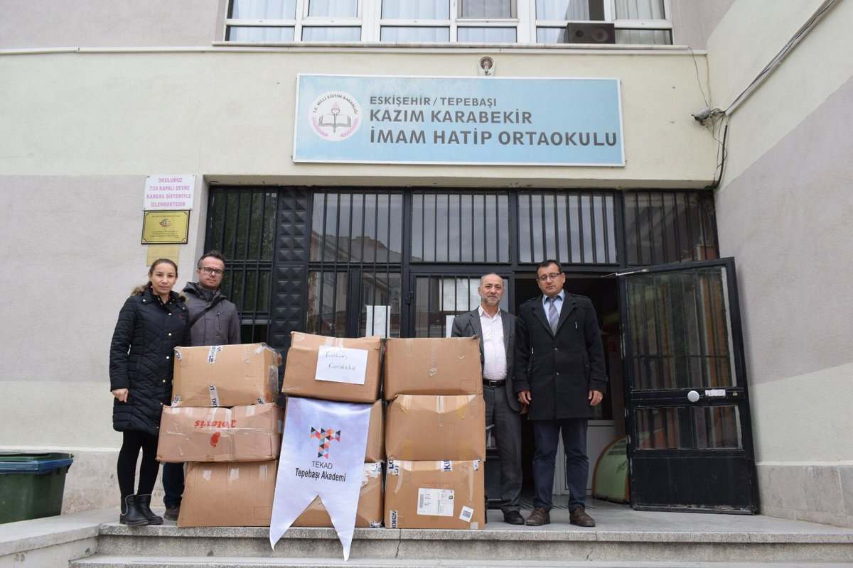 Tepebaşı Akademi olarak 23 Nisan vesilesi ile bölgemizdeki okullarımızda eğitim ve öğrenim gören öğrencilerimizi desteklemeye devam ediyoruz.  
Emeği geçen başta Başkanımız Sn. İbrahim Yılmaz Kaynarca ve hayırsever gönüllülerimize teşekkür ederiz.