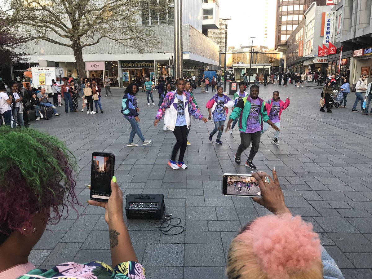 #lijnb19 is begonnen. 2 x  in de maand op vrijdagavond pop up straatoptredens - lijnbaan e.o.
