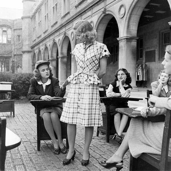 Retrocokes's tweet photo. Here's what college fashion looked like in a St. Louis college in the 1950s Photographed by the amazing Nina Leen (one of my personal favorites) for LIFE Magazine These shots show a period influenced with the reserved looks of 1940s and upcoming fun and creative looks from 1960s https://t.co/T7jy359bfo