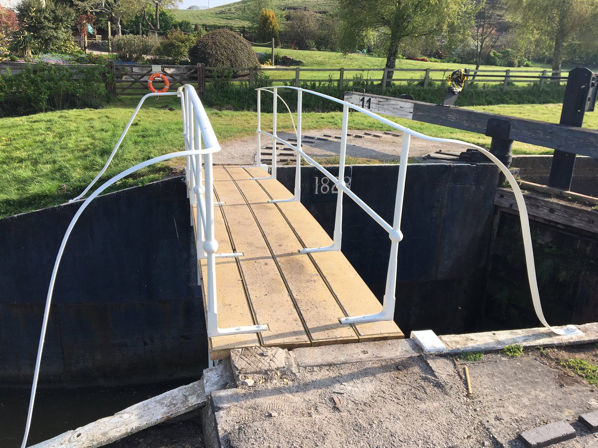 CoverRepairs's tweet photo. Beeston Iron lock with its renewed foot bridge were the original meets new. #canal #narrowboat #towpath #cheshire #narrowboatlife #narrowboatliving  #LifesBetterByWater https://t.co/XtDE1EL80Q