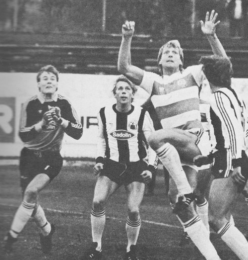 Stefán Jóhannsson <a href="/KRreykjavik/">KR Reykjavik FC</a> on his way to challenge Steve Wicks of <a href="/QPR/">QPR FC</a> in a 1984 #UEFACup tie at #Laugardalsvollur. #Iceland #Goalkeeper #Goalkeepers #Football #Soccer #History  📷Unknown