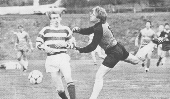 Þorvaldur Þórðarson of <a href="/Vikingurol/">Víkingur Ólafsvík</a> put in a challenge in a 1984 division 3 game vs. #ÍK . #Iceland #Goalkeeper #Goalkeepers #Football #Soccer #History 📷EJ