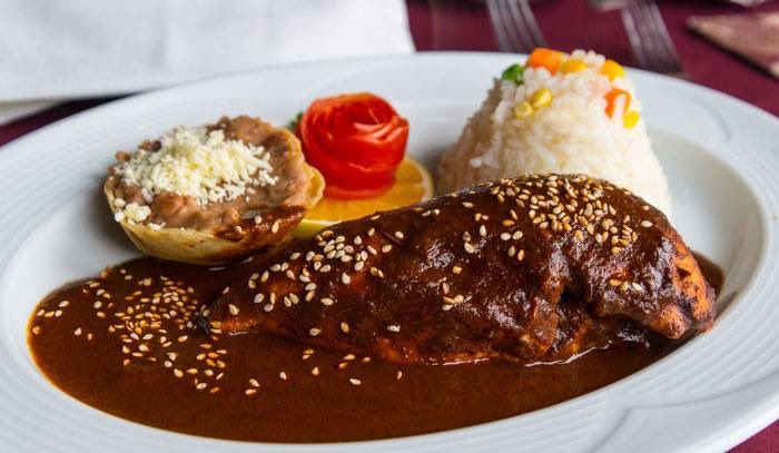 Ultimo_Minuto_'s tweet photo. El mole es uno de los típicos de la gastronomía mexicana 🤤🤤🤤 https://t.co/2DS2ud8j07