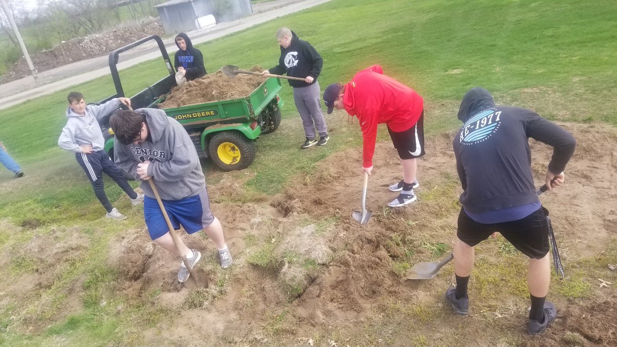 CHS_PantherGolf's tweet image. Work day at Centralia Golf Course today. Great kids giving time for community work. Great day to be a Panther! #manyhandslightwork