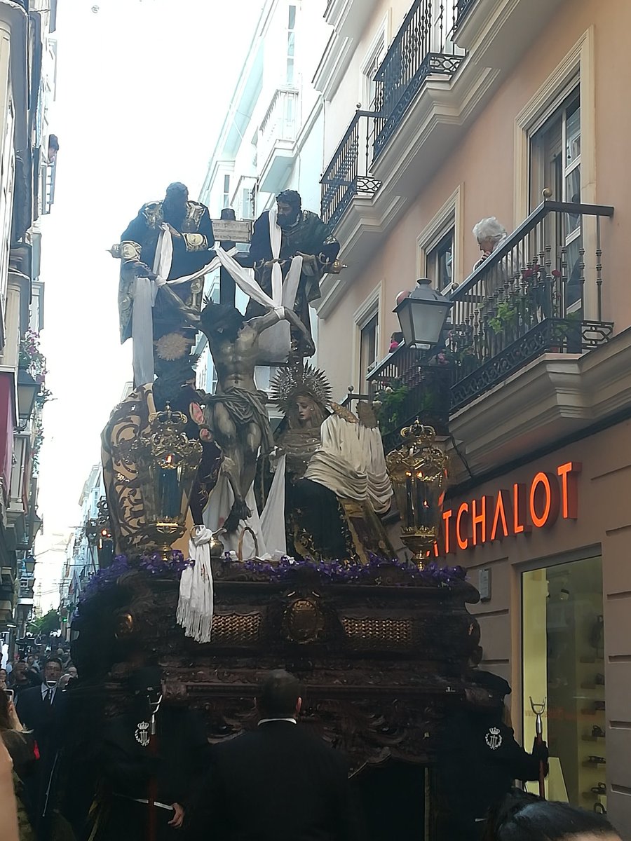 SemanaSantaC's tweet photo. Descendimiento a la luz del dia por la calle San Francisco. https://t.co/MIgZlOrwrR