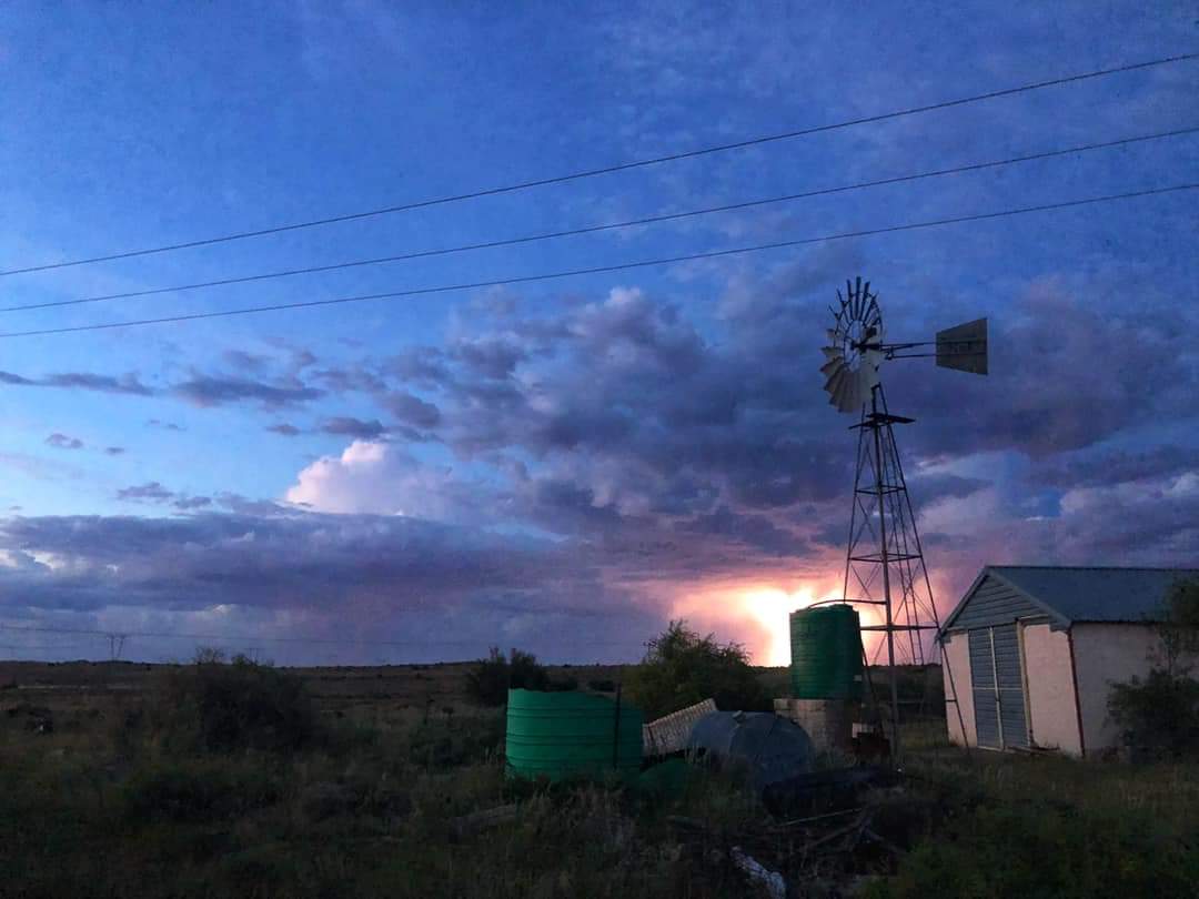 ReenvalSA's tweet photo. Hierdie #blitsemstraal vasgevang naby #Luckhoff #Vrystaat 📸 Ancoisè Venter @sawx_sa_weather @SAWeatherServic @eNCAWeather @vslandbou @venter_annette @debeer_anika @Netwerk24 @volksbladnuus @SABCNewsOnline @huisgenoot @TheSAnews @JoelGuy_ @zarsg https://t.co/whLCvH5YSw