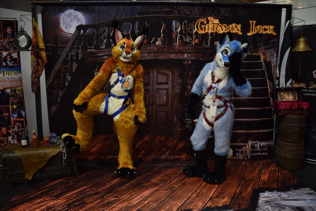 Happy #FursuitFriday!
I want to be a pirate on this ship... i found it at #ACC19.
@aurihusky don't like this idea😅

✂️: @DontHugCacti, @AlphaDogsStudio
📷: @TenzotheTiger