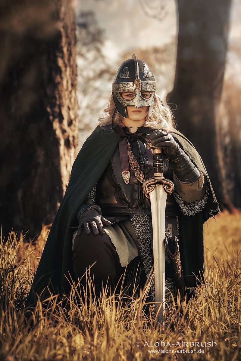 DaisyGardnerCos's tweet photo. "The sun was already westering as they rode from Edoras, and the light of it was in their eyes, turning all the rolling fields of Rohan to a golden haze."

📸✨ @AlohaRico / Aloha Airbrush
#Eowyn #cosplay #lotr #MiddleEarth #Tolkien https://t.co/4c5Jhlv9G8