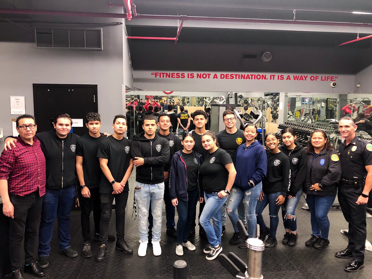 AlbertGuerraMPD's tweet image. Thank you to our @MiamiPD @gallsconnect in-house tailor Cesar for coming in on your day off to fit our dedicated Police Explorers. @mpdpoliceexplo1