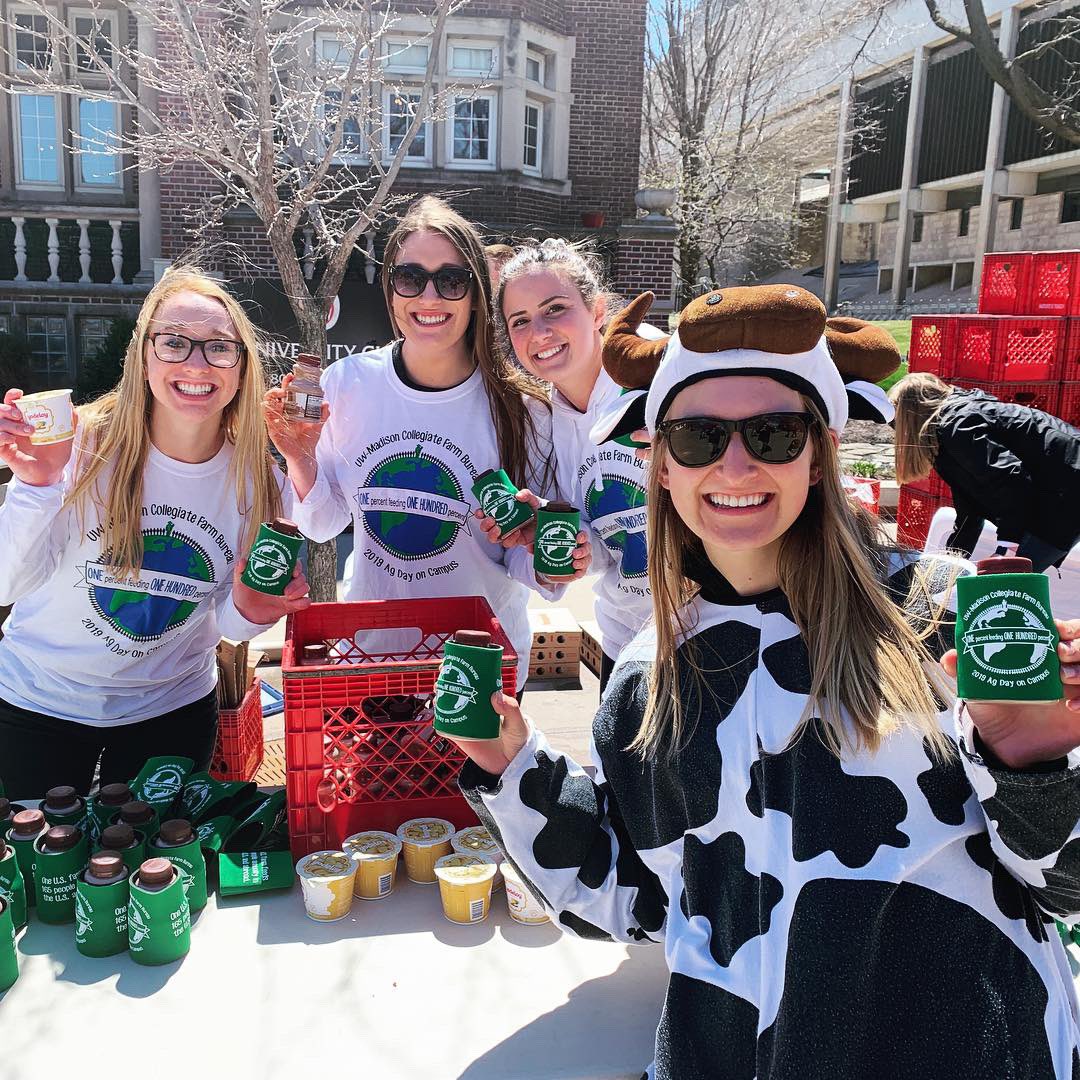 UWAdmissions's tweet photo. It’s Ag Day @uwmadison! Students from the @uwmadisoncfb were giving out some tasty treats on Library Mall today. #AgDay2019 #FriendAFarmer https://t.co/BWQfEo3ljh