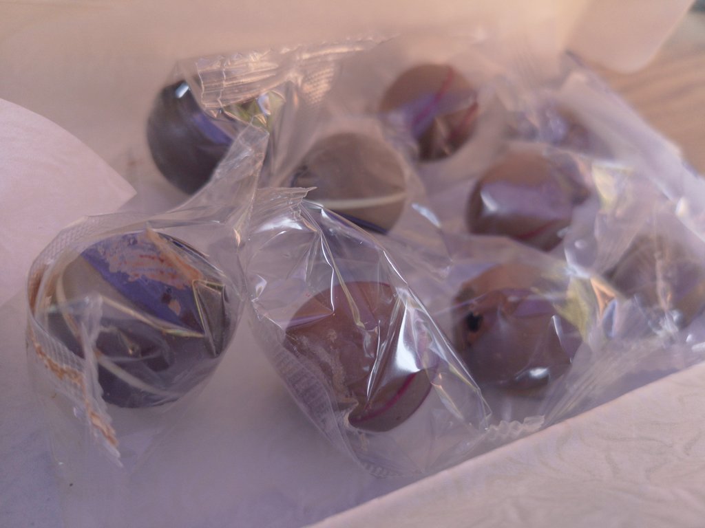 Boozy_Foodie's tweet photo. Not an Easter Egg in sight at home! But fret not....  how about some @BeyersChoc @BeyersChocs Craft Gin Truffles instead? Muuuuch more exciting! 😉

I found these at @CheckersSA, what a  yummy treat! #ExtraordinaryEaster  #craftgintruffles #beyerschocolates #beyerscraftrange https://t.co/haUrY47Y0z