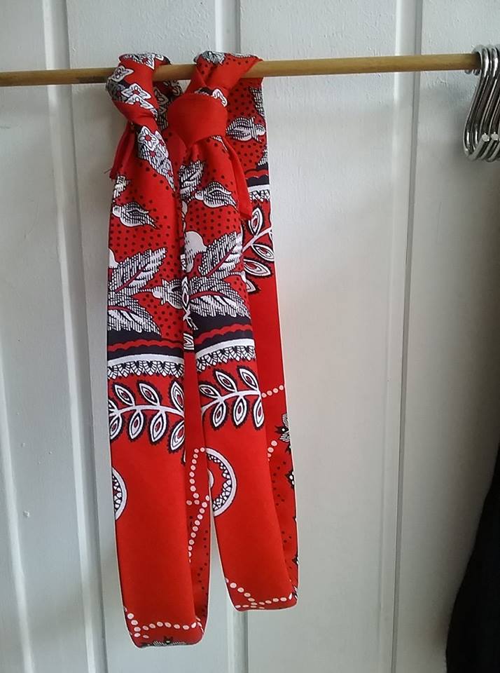 Gevouwen en gestreken rode zakdoeken.