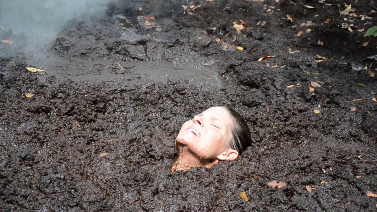 factmaniac's tweet photo. It is impossible for Quicksand to suck you under because you aren’t dense enough to sink in it. It liquefies the more you disturb it, so as long as you don’t panic you’ll only sink to about half your body length. 🏝 #FactManiac https://t.co/VlOhaUL961