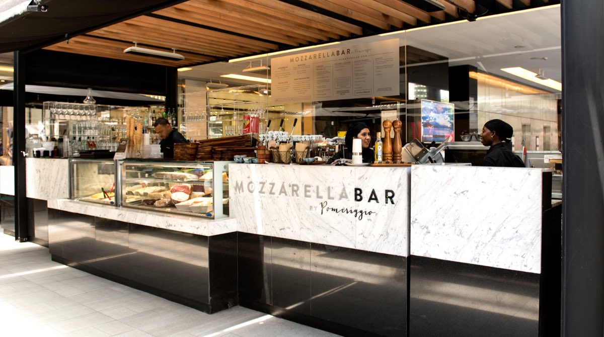 Nuestro Mozzarella Bar es el primero y único en Chile! Con creaciones de inspiración mediterránea, antipastos hechos en casa y una deliciosa selección de cecinas, mozzarellas y quesos maduros con DOP 🙌🏼🇮🇹😍