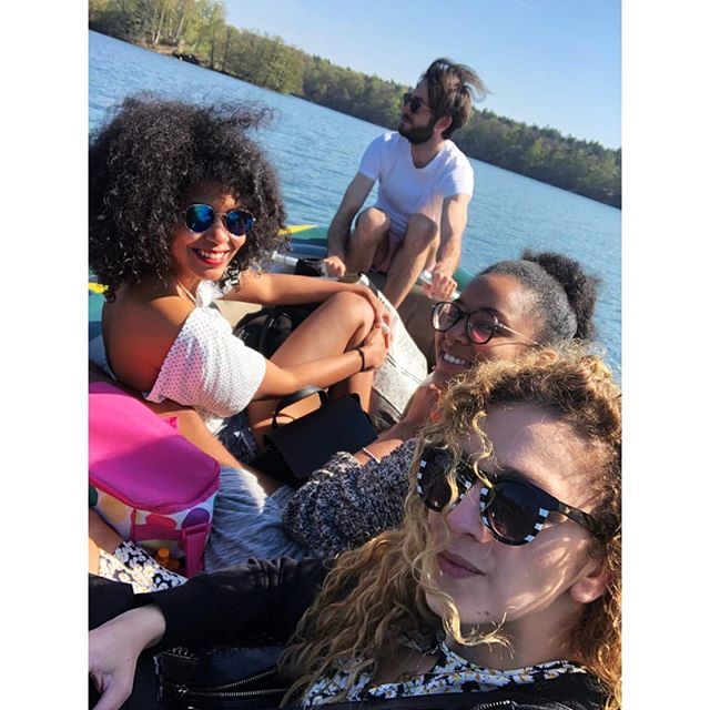 let_it_geek's tweet photo. Ahoy ⚓, summer is coming 🌞🛶🕶️ .
.
.
.
#Berlin #amsee #liepnitzsee #frühling #feiertage #familytime #picnic #bankholidays #longweekend #summertime #lake #ahoy #curlyhair #curls #afrohair #nappyhair #donttouchmyhair #sunglasses #springtime #boat #cafrine https://t.co/L5xKAExhgF https://t.co/7HYyDGFRWm