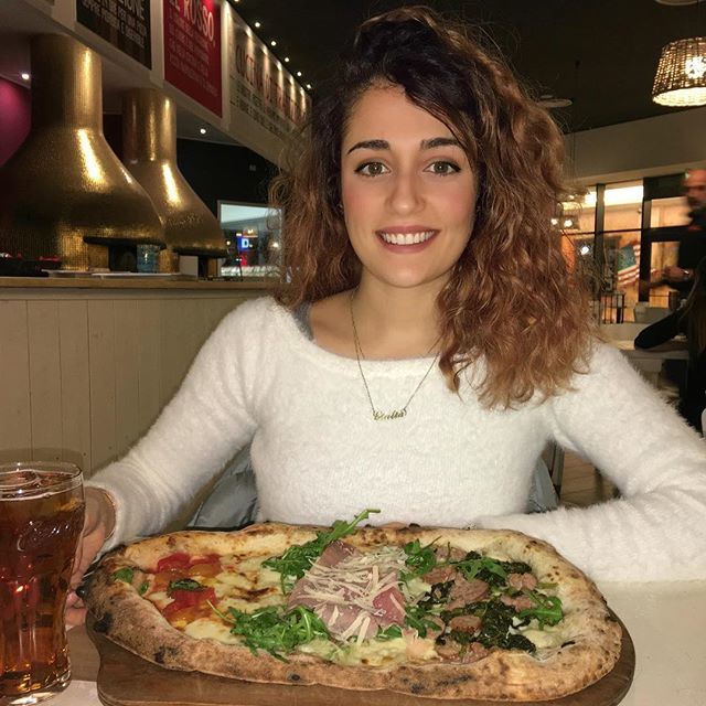 GiuliaBaldi94's tweet photo. Io e la mia mega pizza tutti gusti vi auguriamo una buona serata 🍕 https://t.co/hV19wbSbK0 https://t.co/yeL9uObbly