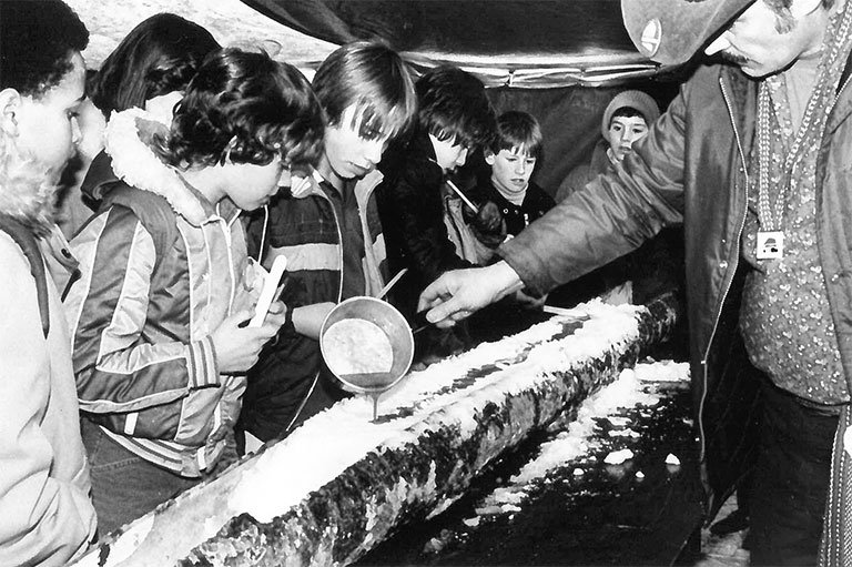 CanadasHistory's tweet photo. Though warmer days are here, we can't help but reflect on a popular winter festival in Winnipeg—@FDVoyageur! #DYK the festival goes through about 700 L of maple syrup each year to make its famous maple taffy? https://t.co/IVc3816dTv #FDV50 #CdnHist #CanadaEats https://t.co/1OwrKHkcLN