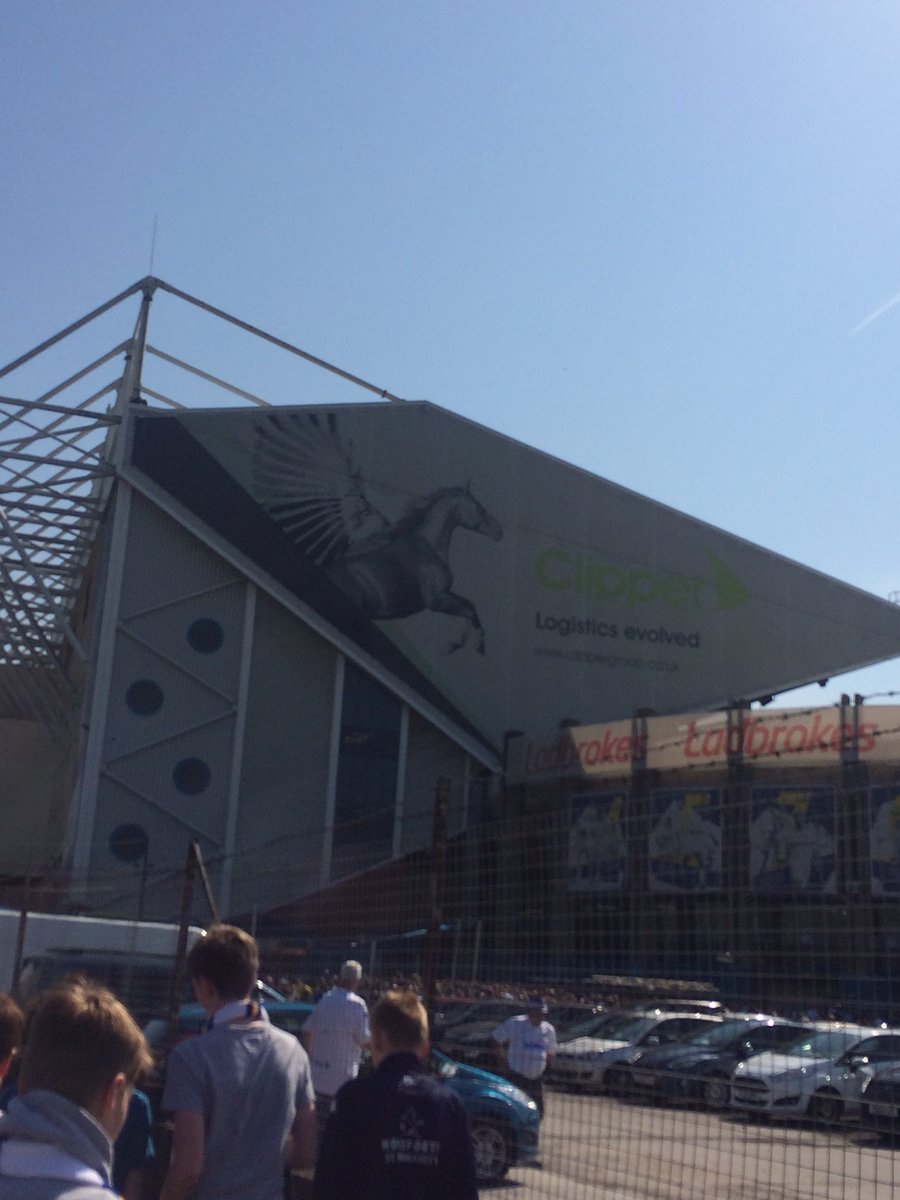 ChristineLambo3's tweet photo. Seeing this stadium was one of the best things ever, honestly what a team we had doing the 58 mile walk. Big well done to @PKendrickWIG who done 62 miles (he got lost) 😂@mudhutter for organising it all, everyone for donating, @LUFC fans for the welcome &amp; @LaticsOfficial 3 points https://t.co/IZJN6J583Y