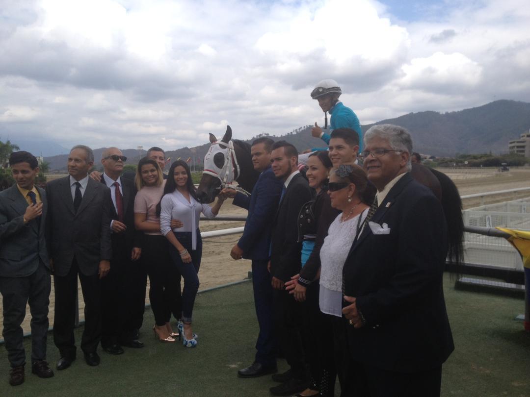 OficialINH's tweet photo. #EnFotos 📸| Disputada la 7º competencia, mantiene su invicto "Cassiusclay" (9) en fácil victoria el pensionado de Nelson Castillo y muy buen conducido por el aprendiz Kelvin Aray.

#Hipismo #19Abr #LaEmociónDeGanar https://t.co/nUf50COdvb
