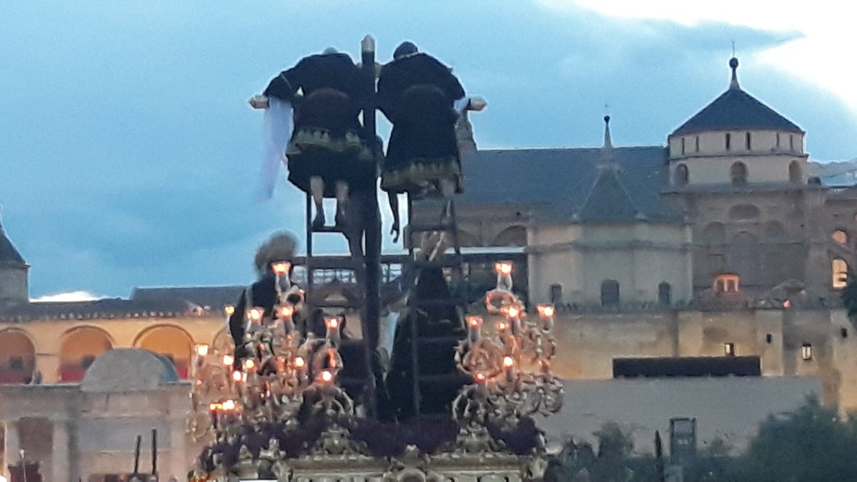 Jesus72211057's tweet photo. @HdadDescenCord asu paso por el puente San Rafael este #ViernesSanto2019 @CirineoCordoba @EntrevaralesCOR @pasionencordoba @PortalCofrade  @CEsparto @PdC_ElBlog https://t.co/qZdjaOqUTN