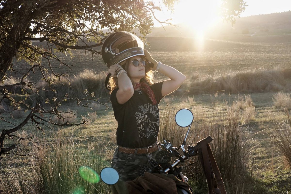 SimbioseClo's tweet photo. Ya llega el fin de semana... Haz como #Seretilla y arranca la moto, ponte la camiseta By #Sinewan y disfruta del paseo...
#Travelvibes #Nomadlife #Simbioseclothing #Sinewan
Modelo disponible en nuestra página web ➡ https://t.co/vPaAKoOmKz https://t.co/eBwmmnqvyD