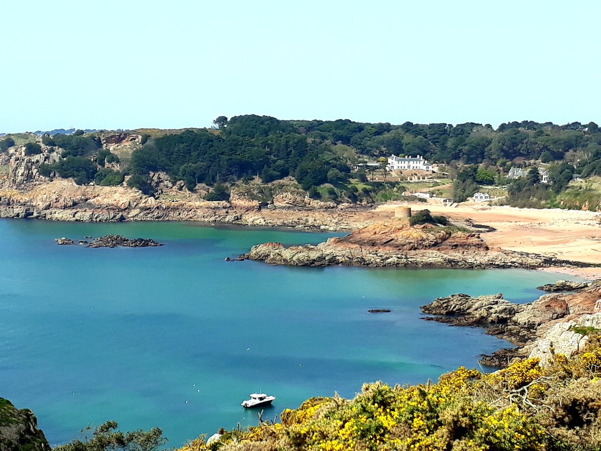 ewalkerbyrne's tweet photo. Stunning views at Normoint today #portlet on one side and @StHelierJsy on the other @VisitJerseyCI #jerseyci @CarlWalker7 https://t.co/YIaYAvNE9t