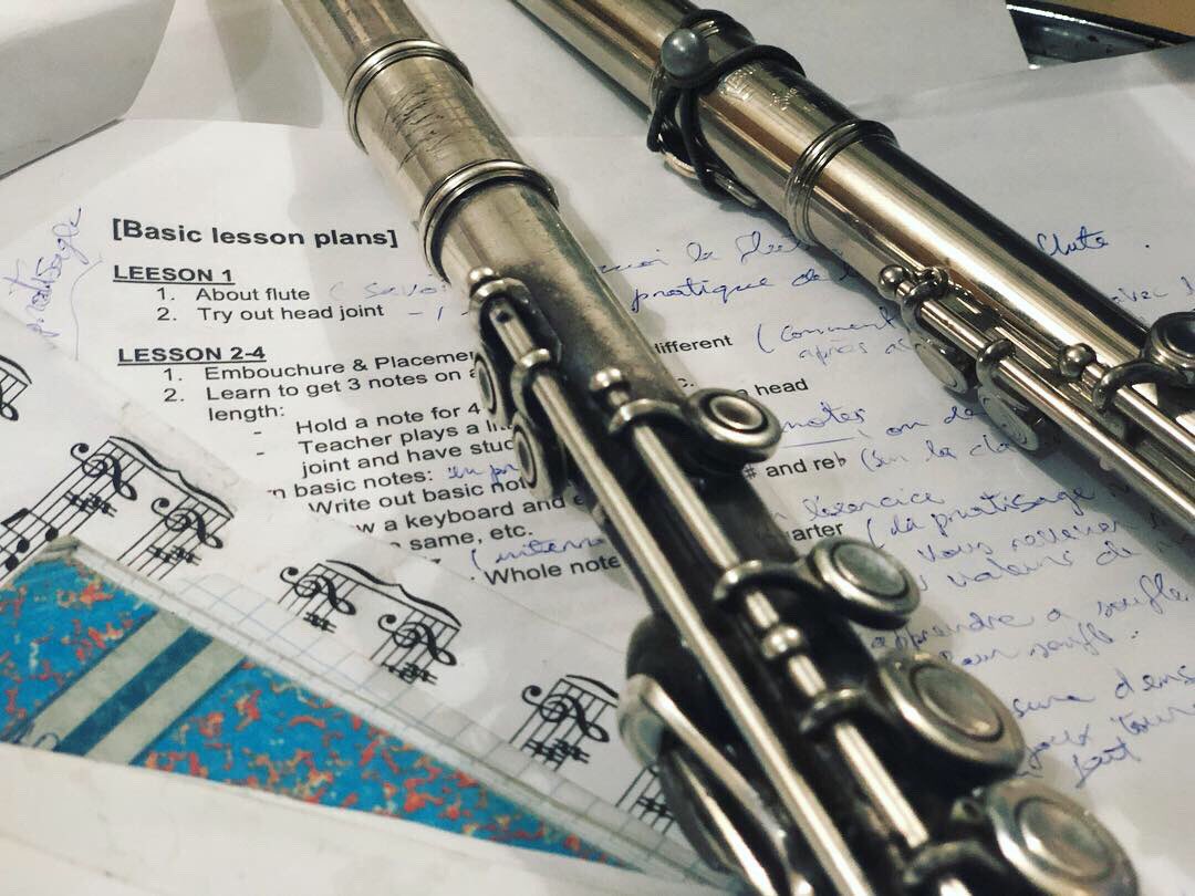 musicbeyond_org's tweet photo. We are building the #curriculum for the music school in #Kinshasa from the ground up. Here is our founder, renowned flutist and educator @kaorifujii_net working hard together with the flute teachers at today’s workshop!📝
#workshop #curriculumbuilding #teachers #musicschool #drc https://t.co/efKguavRGb