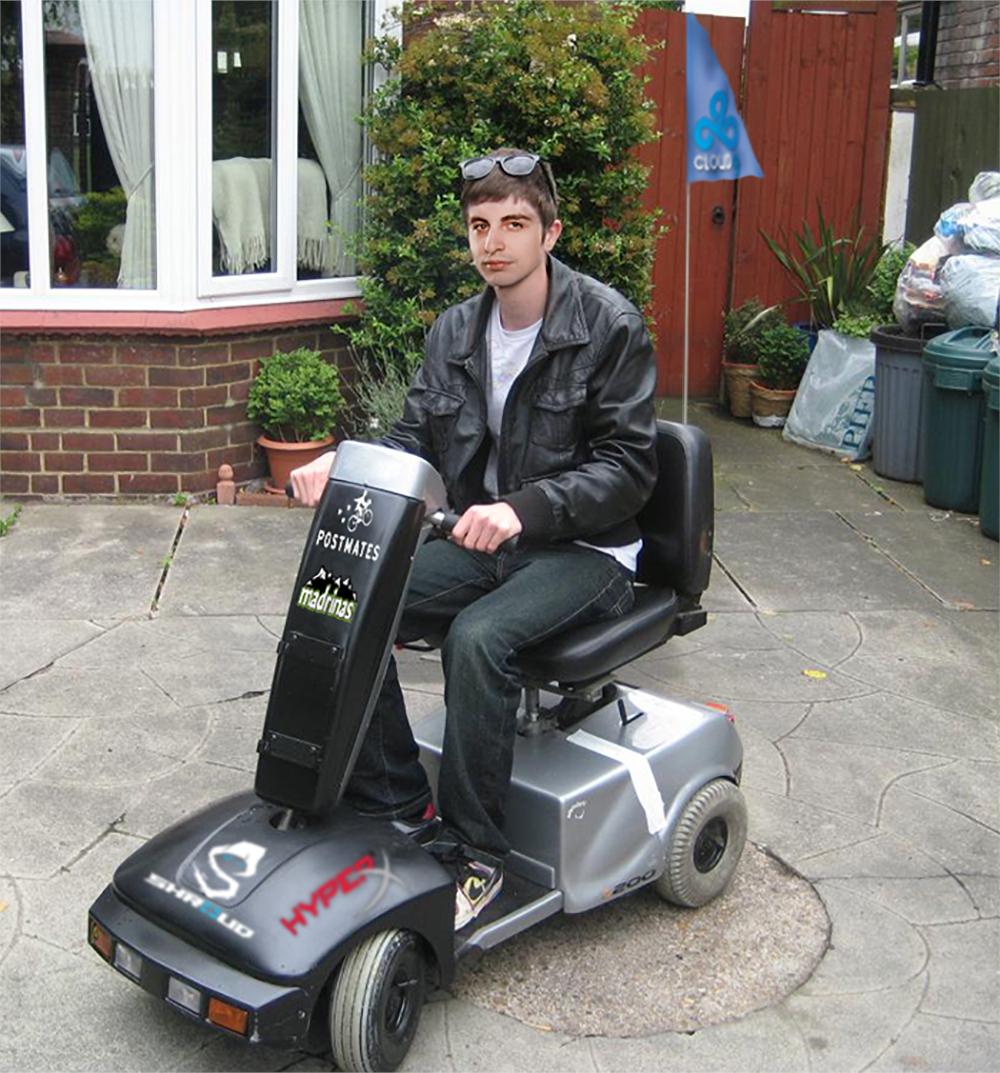 UP2REP206's tweet image. roll up to blueballs in the scooter :D