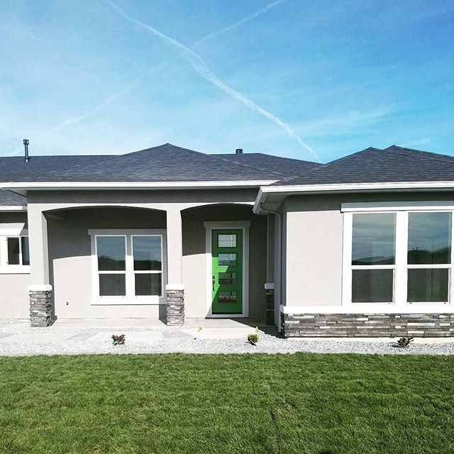 PagesWindows's tweet image. Final walk through on this charmer! Everything is ready for the new homeowners! 
#pageswindows #newconstruction #buildidaho #vinylwindows #boisebusiness #welovewhatwedo #blueskies #greengrass bit.ly/2GwV2aB